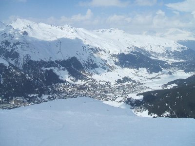 Blick auf Davos, gegenüber die Schienen der Parsennbahn