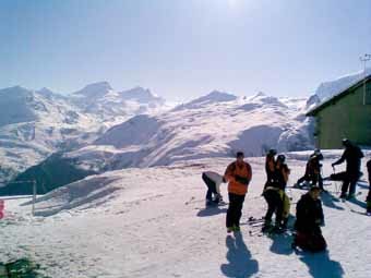 Am Sonntag Morgen kurz vor 9h00: Anschnallen auf Schwarzsee.