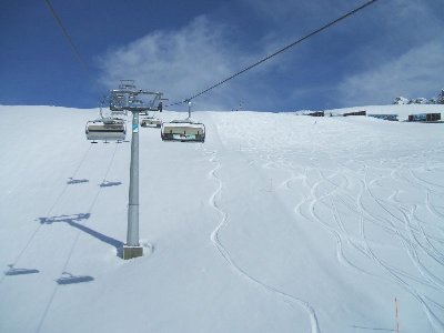 Parsenn-Rapid nach Neuschnee. Die rechte Skiskulrun-Piste hat man ab dieser Saison zur Langsamfahrzone erklärt :D Fehlt nur noch, dass man mit Radar die Skifahrer knipst:D