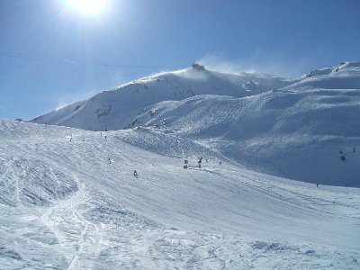 Blick von der Meierhof-Berstation auf den Weißfluhgipfel, vorne Totalppiste (15) hinten am Hang Gipfel Ost (2)