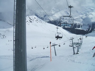 Liftkreuzung, nach oben Trasse 4KSB Meierhoftäli, von links nach rechts 4KSB Totalp