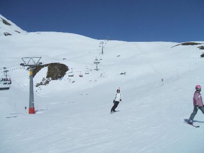 4KSB Gruobenalp, die direkte Piste rechts (40b) war leider schon geschlossen, die andere geht ganz rechts außen um den Hügel rum