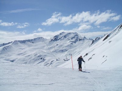 Piste 40a Gruobenalp, im Hinetrgrund Parsennhütte. Von dort geht linkt 4KSB Totalp und PB Parsennhütte auf den Weiflujoch, rechts Doppelschlepplift Furka hoch. Der Verwandte wundert sich über das schlechte Handynetz
