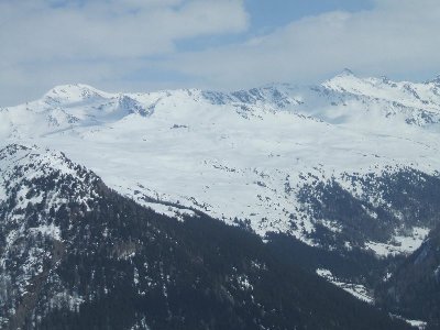 Blick vom Schwarzsee auf das Seehorn (vorne links) und auf das geschlossene Gebiet Pischa, nächstes Jahr pflügt Callisto dort wieder die Pisten