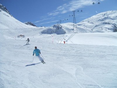Carvende Verwandte am Kreuzweg, rechts Weißfluhgipfel