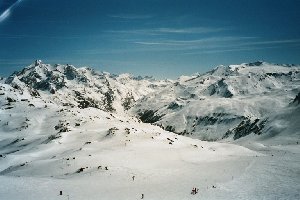 Die grüne Piste &amp;quot;Genepi&amp;quot; vom Borsat-Express in Richtung Grand Pré und Val d&amp;amp;acute;Isère, hinten das Solaise-Massif. Achtung, auch in Tignes gibt es eine &amp;quot;Genepy&amp;quot;, aber blau und mit &amp;quot;y&amp;quot;...