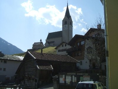 Von Schmitten bis Lenzerheide waren es 20min Anfahrt. Da die direkte Straße nach Lenzerheide wegen eines Steinschlags geschlossen war, ging es über Tiefencastel, machte nett Höhenmeter. Auto musste nachher in die Werkstatt^^