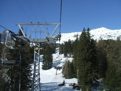 Auffahrt in den Westen mit der 3KSB Tgantieni von Garaventa