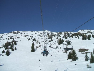 Fahrt mit der 3KSB Scalottas. Aufgrund des relativ milden Klimas und der westseitigen Ausrichtung findet man in dieser Höhenlage noch dichtere Sträucher und Büsche