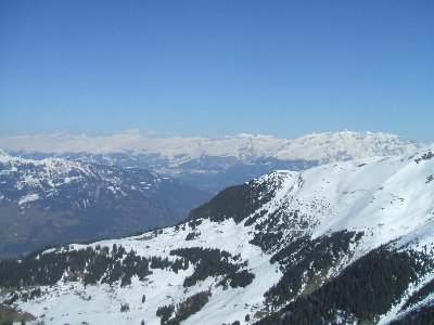 Blick vom Piz Scalottas in Richtung Alpenarena (links hinten)