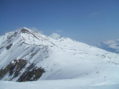 Blick in das weitläufige Skigebiet im Westen. Mit der Lupe sind die Anlagen SL Gertrud, 6KSB Lavoz, High-Speed 4KSB Cumascheals (warum High-Speed, die war arschlangsam) und 6KSB Stätzerhorn zu sehen
