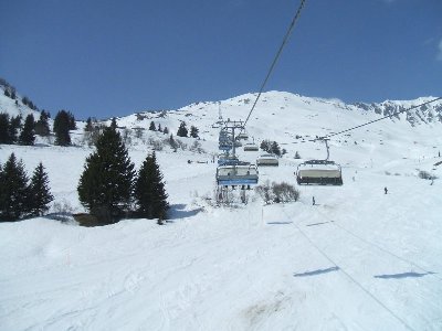 6KSB Stätzerhorn von Doppelmayr, ultra lange Bahn. Trotz hoher Kapazität hält sie dem Andrang oft nicht stand, heute jedoch ganz anders^^