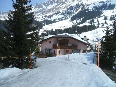 Daher...Ab in den Osten, Piste 58 direkt durch den Ort Parpan, bei dem Haus dort vorne gehts quasi durch den Vorgarten^^