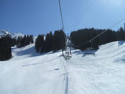 Auffahrt mit der 4KSB Heimberg von Doppelmayr mit genialer roter Piste. Jedoch teile ich Corviglia-Fans Kritik, irgendwie ist die Bergstation ein wenig zu tief geraten. Als die 6KSB Weisshorn-Speed sturmbedingt geschlossen wurde kam ich nicht mehr Richtung Schwarzhorn. Wäre die Station 300m länger hätte man direkten Anschluss an den SL Weisshorn 2