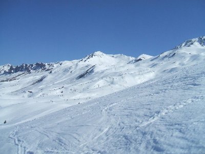 Blick ins Ostseitige Skigebiet. Hier erkennt man das Problem: vorne die zentrale 6KSB Weisshorn-Speed, unten links Bergstation 4KSB Heimberg und erst einige Meter höher beginnt der SL Weisshorn 2