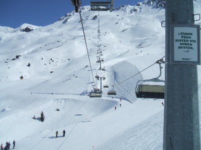 Fahrt mit der 6KSB Weisshorn-Speed von Garaventa. Hier Achterbahnähnliche Trassenführung mit Butterwerbung an jeder Stütze. Das Teil hat einige...