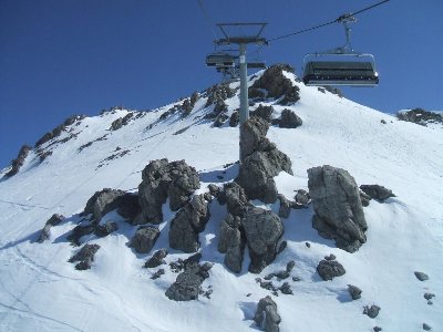 Spitze Felsen kurz vor der Bergstation, da will man nicht landen, sonst herrliche Bahn