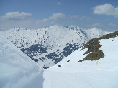 die dazugehörige KSB sieht man bereits im Vordergrund, auf der anderen Talseite die mächtigen Hänge am Stätzerhorn, man sieht die schwarze gewalzte Piste 50
