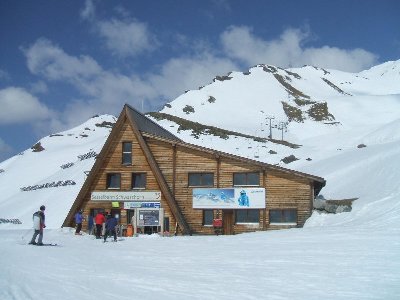 ...die 2KSB Schwarzhorn von Garaventa. Hier mit interessant fernöstlichem Stationsdesign