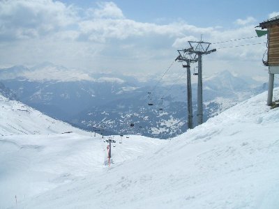 Blick vom Schwarzhorn auf das Skigebiet, aus Savognin hinten kamen Nachmittags häufig einzelne Quellwolken
