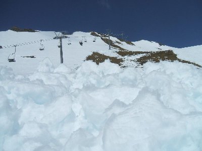 Aieee, ein größeres Schneebrett hat sich gelöst, herrlich der grobe weiße Schnee vor dem blauen Himmel