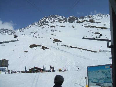 Talstation der PB Rothorn mit Blick auf die Mittelstation Schamoin. Oben Rothorn, unten SL Grappa Grossa, dient als Rückbringer ins Hauptskigebiet