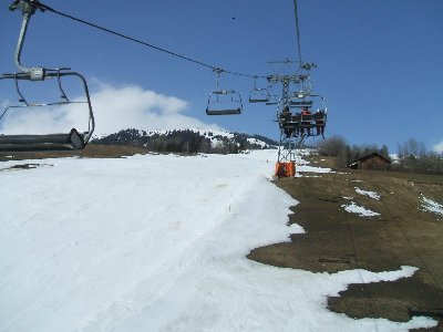 Auffahrt mit der 4KSB Tigignas, daneben die beschneite Talabfahrt neben grünen Almwiesen, nur noch die Kühe haben gefehlt^^