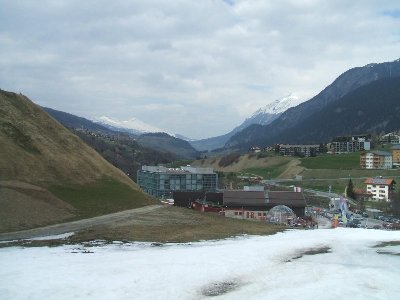 Blick auf die Talstation in Savognin, die beschneite Piste war da unten das einzig weiße weit und breit