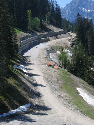 In der letzten Saison verbreiterter "Mittlerer Skiweg" mit Tröglhang-Querung.
