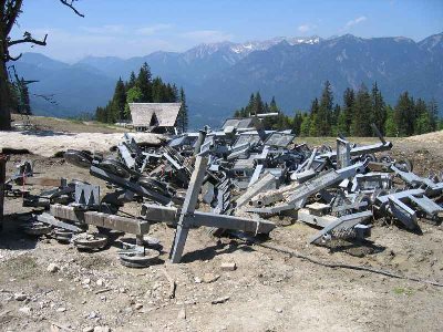 Reste des alten Doppelsessellifts.