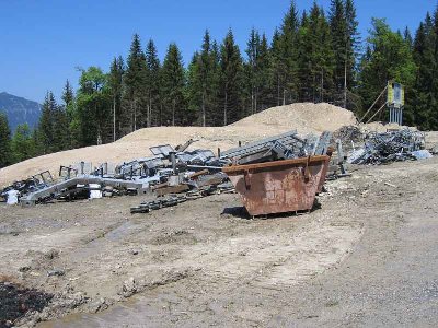 Reste des alten Doppelsessellifts.