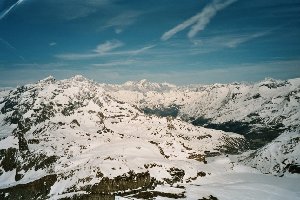Ausblick von 3445 m Höhe in Richtung Norden (ganz hinten: Mont Blanc und Grandes Jorasses, weiter im Mittelgrund Mont Pourri und Dome de la Sache)