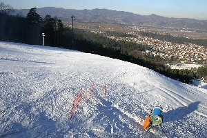 Blick von der Bahn auf die Piste.