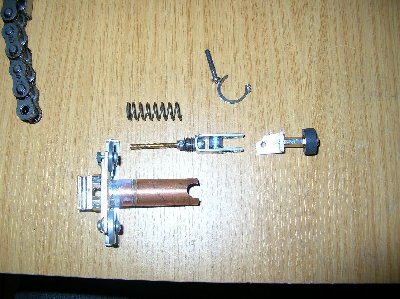 Die Klemme zerlegt, wie man sieht garnicht so kompliziert.