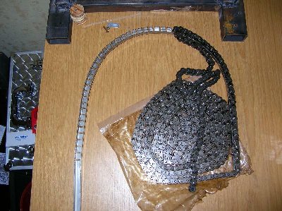 Die Kette samt Führung für den Umlauf. An die Kette will ich dann kleine Zacken schweißen die die Gondeln schieben. Und unter die Halterung kleine Metallplatten um das ganze festzuschrauben. Ist kompliziert zu erklären.