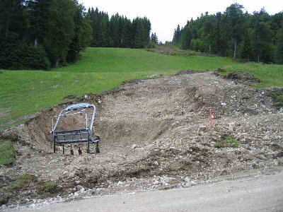 Ausfahrtsbereich der Station. Ein Mustersessel steht für den Spatenstich bereit.