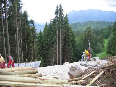 Ausbau der Engstelle der Olympiaabfahrt unterhalb der neuen Talstation.