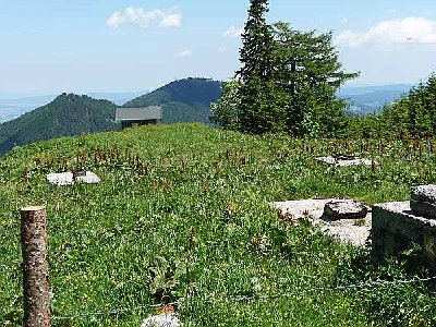 Hier die drei Betonsockeln, auf denen sich die Schlepplift-Bergstation befand, dahinter die Hütte bei der Ausstiegstelle