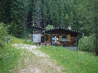Bei der Schwarzenberghütte selbst bin ich 2005 vorbeigekommen, damals stand der Lift noch. Die Hütte selbst war nur bei Schibetrieb geöffnet.