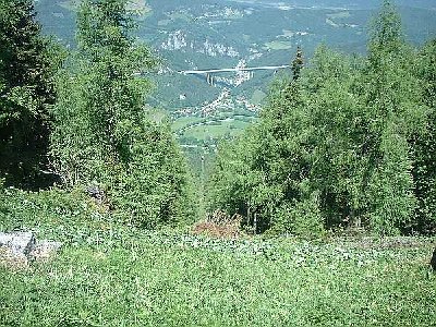 Blick von dort ins Tal. Ganz links erkennt man das Fundament der letzten Portalstütze.