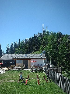 ...und die Kinder spielen mit Teilen der Umlenkscheibe.