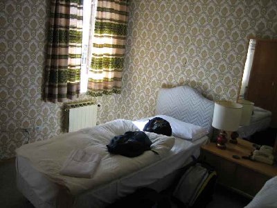 Zimmer im Hotel Stelvio; man beachte das Telefon