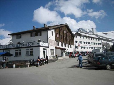 Hotel Passo Stelvio; Schweizer E-Cup Fahrzeugflotte beachten