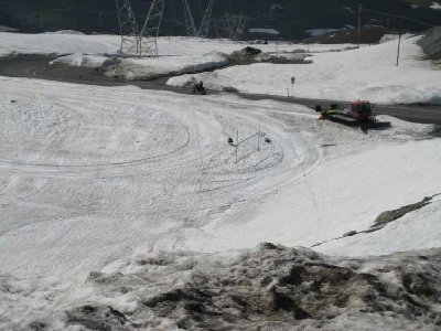 Langlaufpiste mit Bully am Hotel Folgore