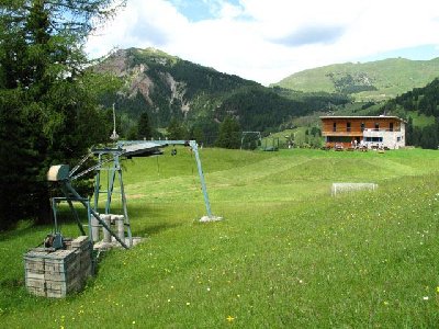 Bergstation des ehemaligen Schlepplifts bei der Juachütte (1.903 m), im Hintergrund links der Picberg (2.363 m) und rechts der Seceda (2.518 m)