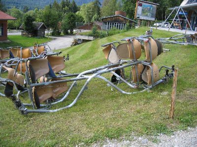 Die Sessel liegen vor der CafèBar Kandahar und warten auf die morgige Versteigerung.