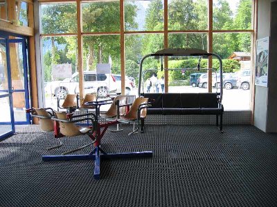 Die alten Sessel wurden zu nem Karussell verwurstet. Dahinter der Muster-Vierersessel