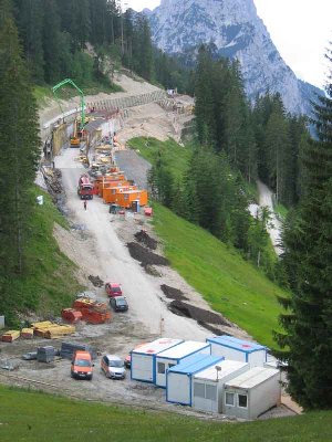 Großbaustelle Skitunnel.