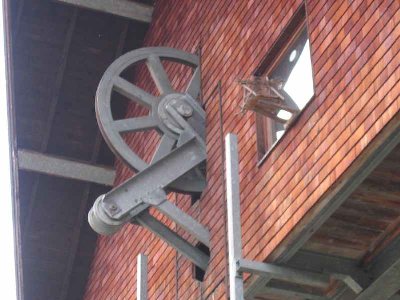 Alte Talstation Kreuzjochbahn. Im Fenster eine Miniversion der Talstation extra für die Vögel.