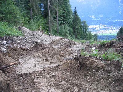 Hier ist es richtig matschig! Baustelle mit inkludiertem Bach (unten rechts).